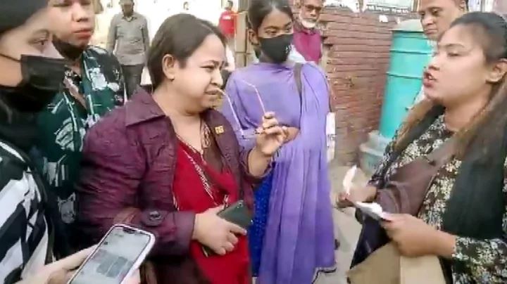 ঘাতক দালাল নির্মূল কমিটির নেত্রীকে পুলিশে দিল নারী শিক্ষার্থীরা